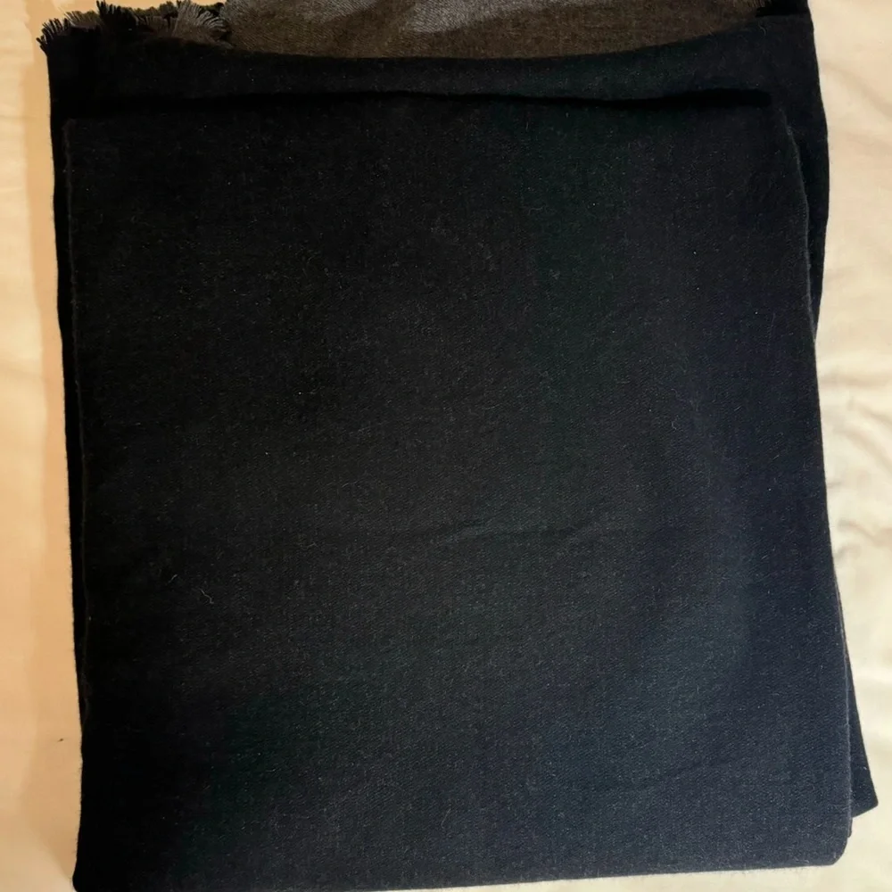 RH 100%CASHMERE Elegant TWO-SIDED Throw/Blanket Black & Gray, size 80“x96“, NWT